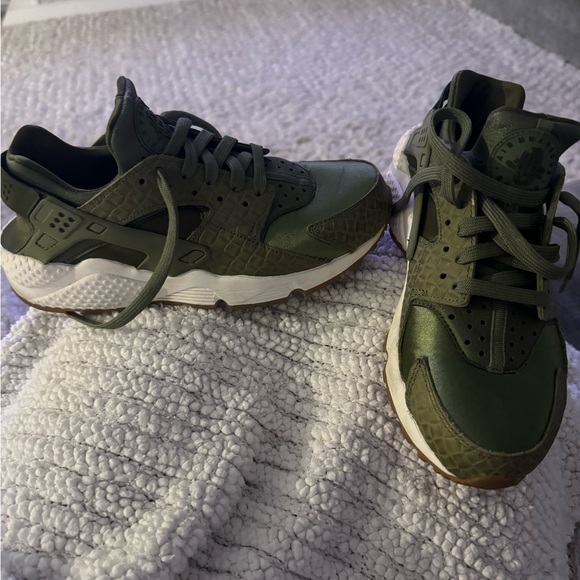 Nike Huarache Women’s size 8.5 - Picture 1 of 2